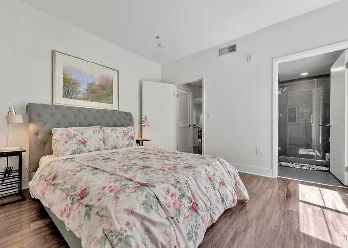 7 Large Down Town Santa Monica Apartment